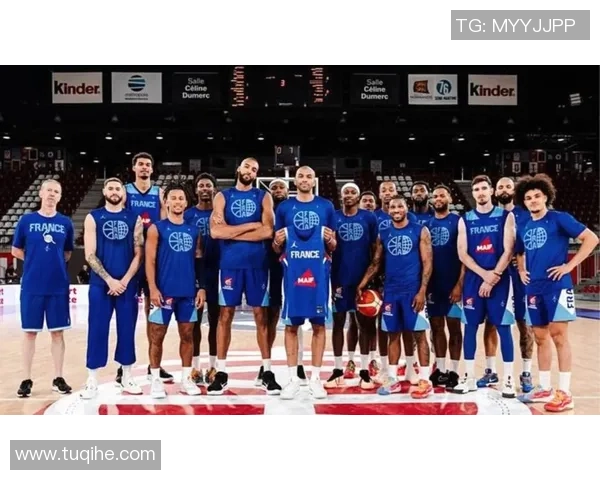 76人对阵篮网激战正酣球星对决引爆全场热情